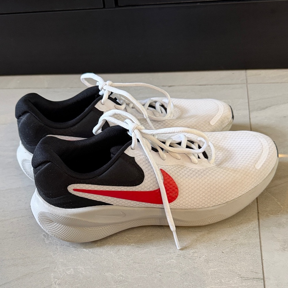 Stylish White and Black Nike’s Men Sneakers